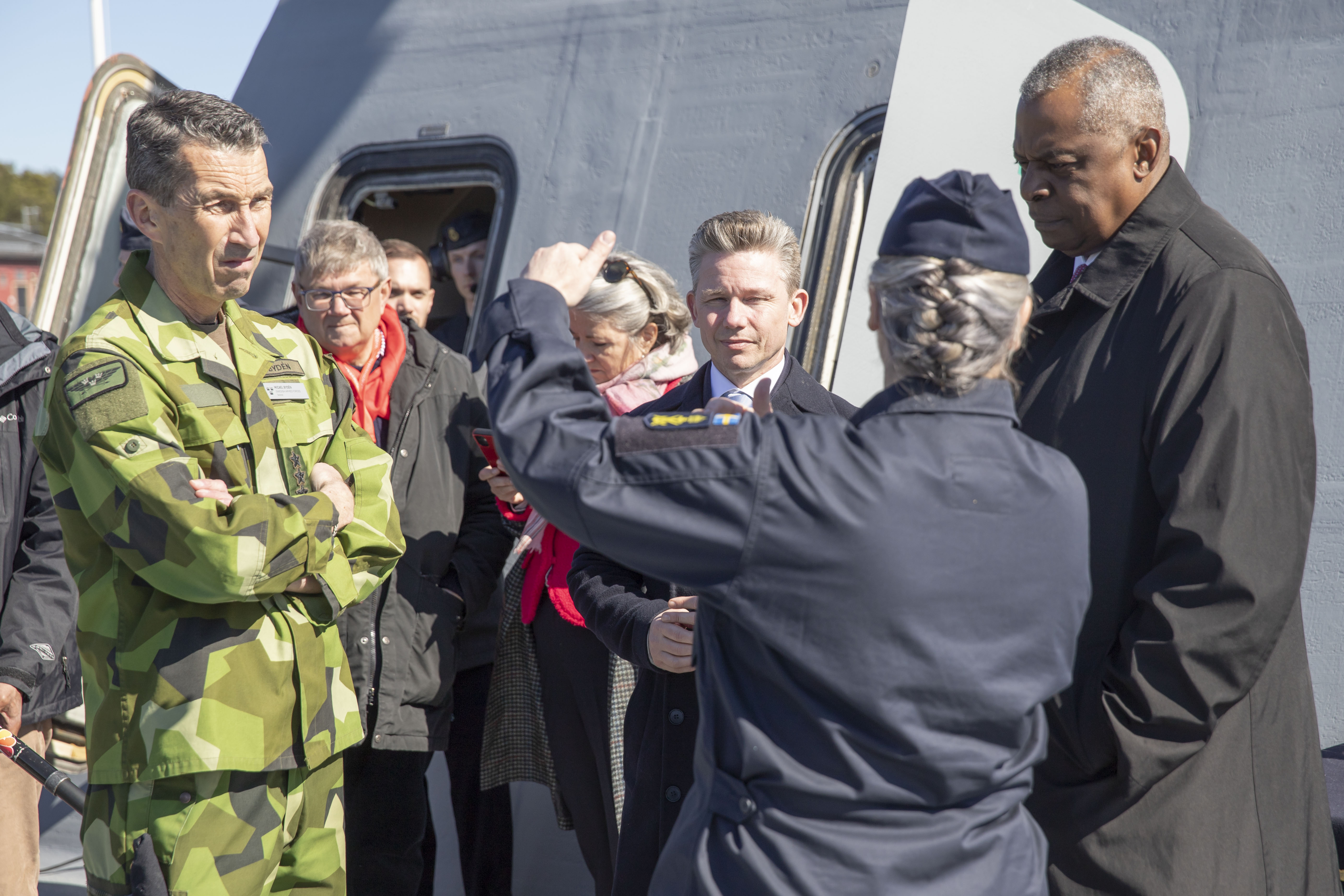Marinchef Ewa Skoog Haslum står och samtalar med försvarsminister Pål Jonson, överbefälhavare Micael Bydén och försvarsminister Lloyd Austin