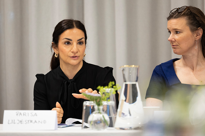 Kulturministern bredvid statssekreteraren.