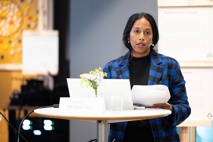 Närbild på Sara som talar.