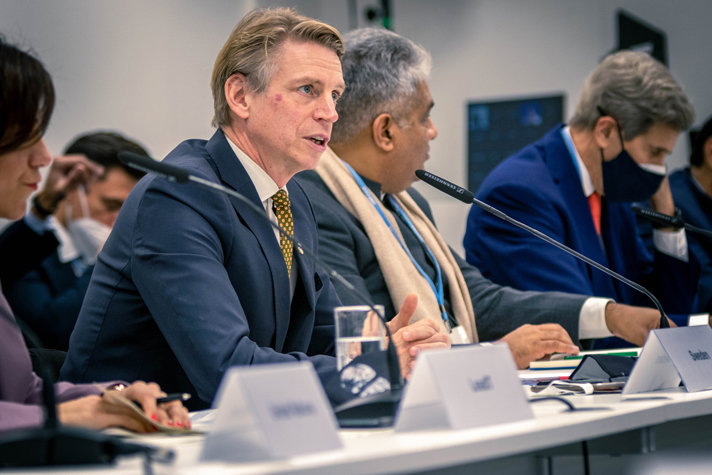 Miljöminister Per Bolund talar på möte under COP26
