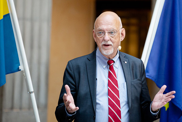 EU-minister Hans Dahlgren talar på podium
