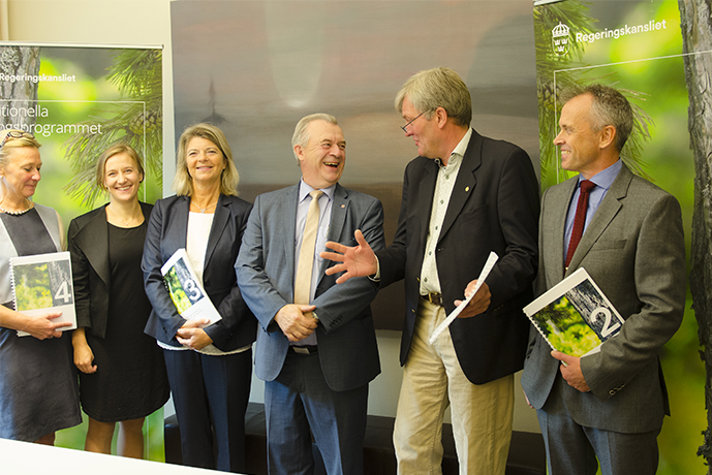Arbetsgruppernas ordföranden lämnar över rapporterna till landsbygdsminister Sven-Erik Bucht.