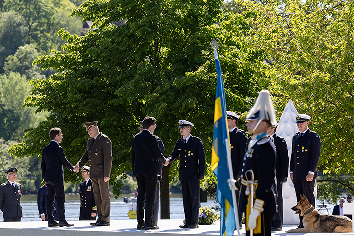 Statsministern och talmannen hälsar på soldater.