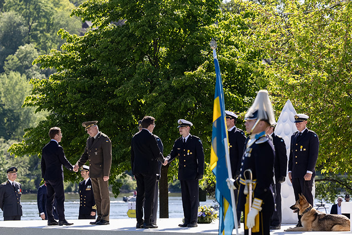 Statsministern och talmannen hälsar på soldater.