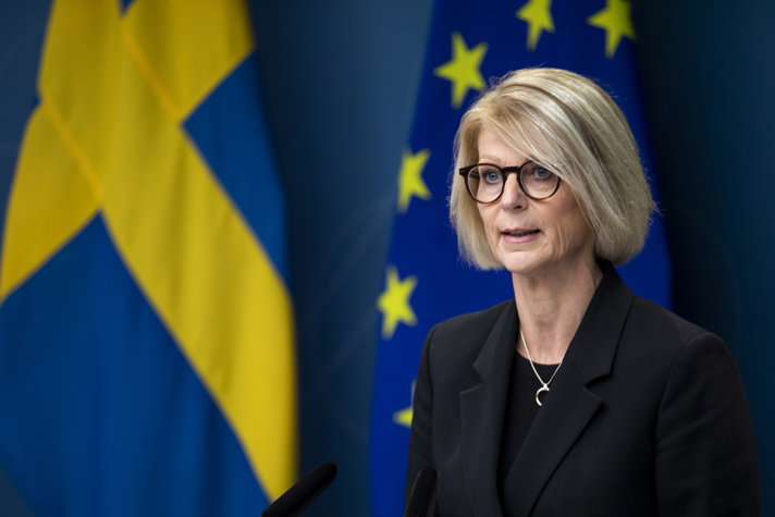 Finansminister Elisabeth Svantesson på en pressträff
