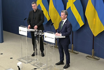 De medverkande står vid var sin talarstol.