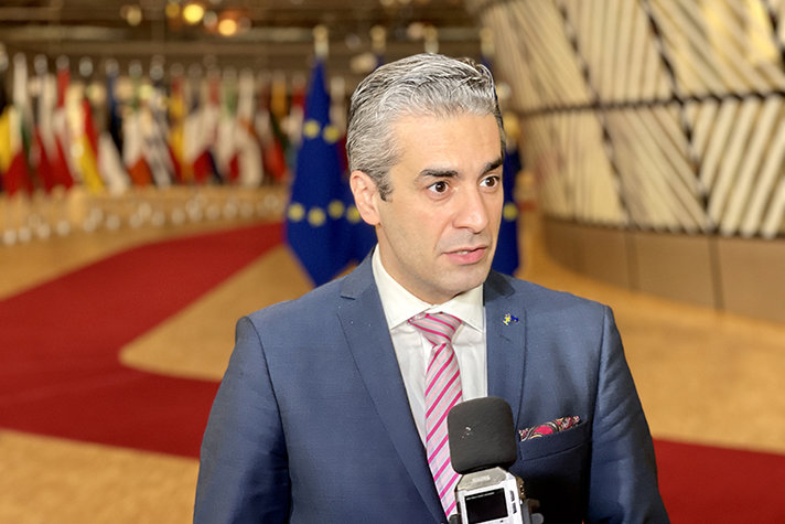 Energi- och digitaliseringsminister Khashayar Farmanbar i Europabyggnaden i Bryssel