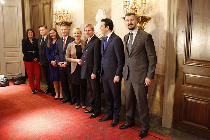 Statssekreterarna från Västra Balkan tillsammans med utrikesminister Margot Wallström och utvidgnings- och grannskapskommissionär Johannes Hahn
