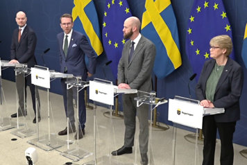 De medverkande står vid var sin talarpulpet.