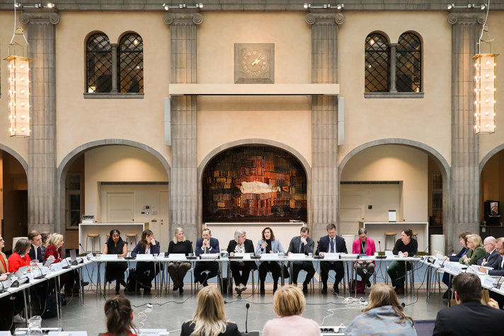 Rundabordssamtal om om våld i ungas relationer, sexuellt våld och digitala dimensioner av våld.