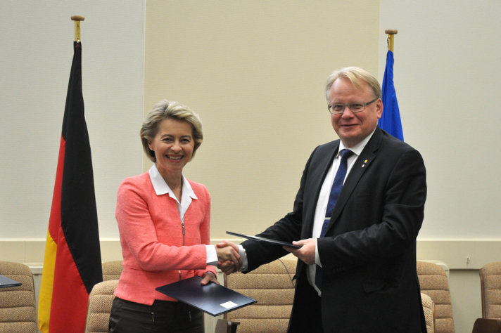 Försvarsminister Peter Hultqvist tillsammans med Tysklands försvarsminister Ursula von der Leyen