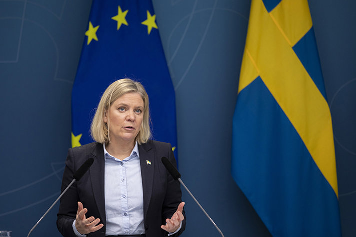 Magdalena Andersson framför en EU-flagga och en svensk flagga vid en pressträff vid ett tidigare tillfälle.