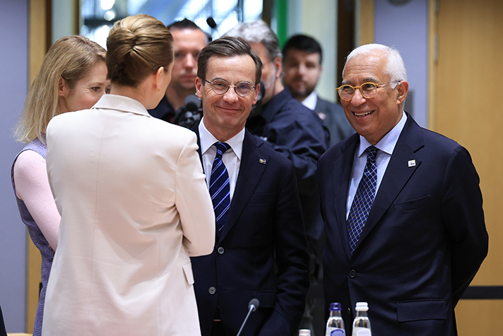 Ulf Kristersson minglar med sina europeiska kollegor i Europeiska rådets mötesrum. Bredvid honom syns António Costa.