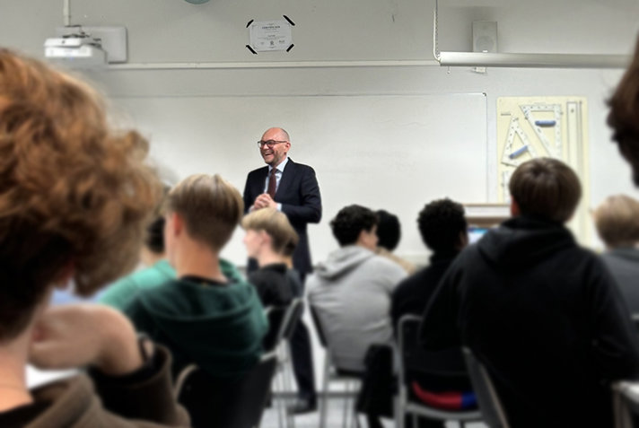 Johan Britz på besök på Hitachigymnasiet