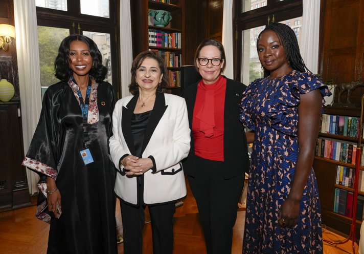 Gruppbild med kvinnor som står upp. Från vänster: Jaha Dukureh, Regional UN Women Ambassador, Sima Bahous, UN Women ED, Utrikesminister Maria Malmer Stenergard och Danai Gurira, UN Women Goodwill Ambassador