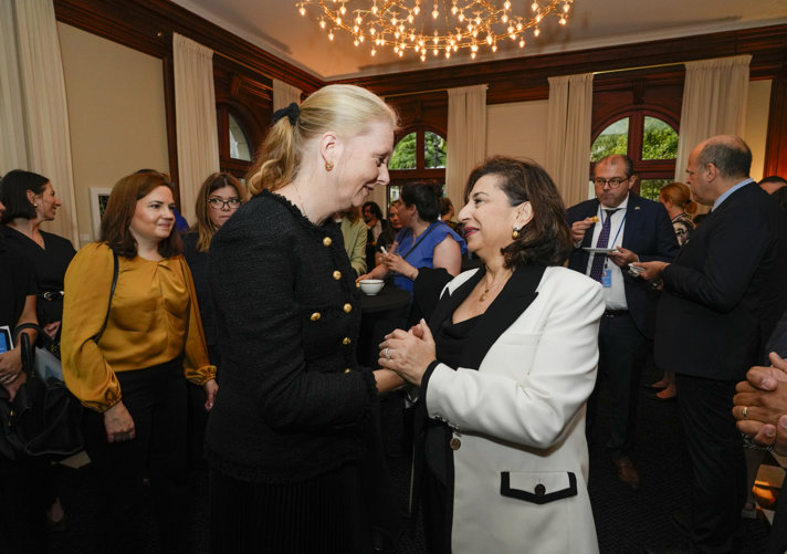Sveriges FN-ambassadör Nicola Clase står tillsammans med Sima Bahous, UN Women ED i ett rum där flera andra minglar.