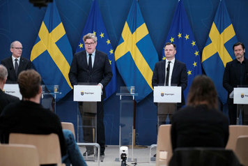 Fyra personer står vid var sin talarpulpet.