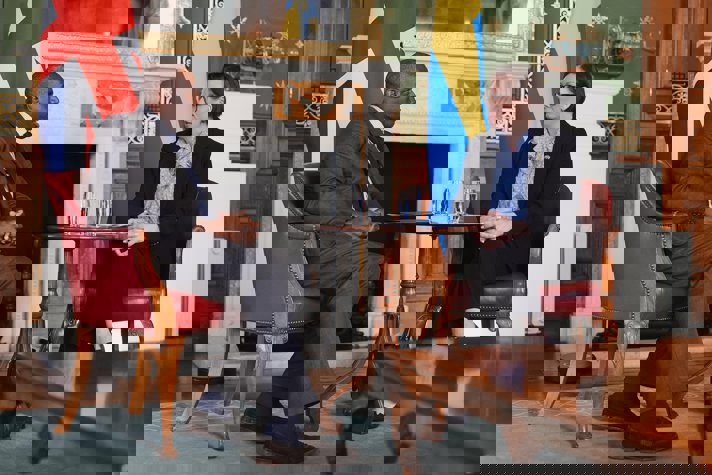 Utrikesminister Maria Malmer Stenergard och Storbritanniens utrikesminister David Lammy samtalar.