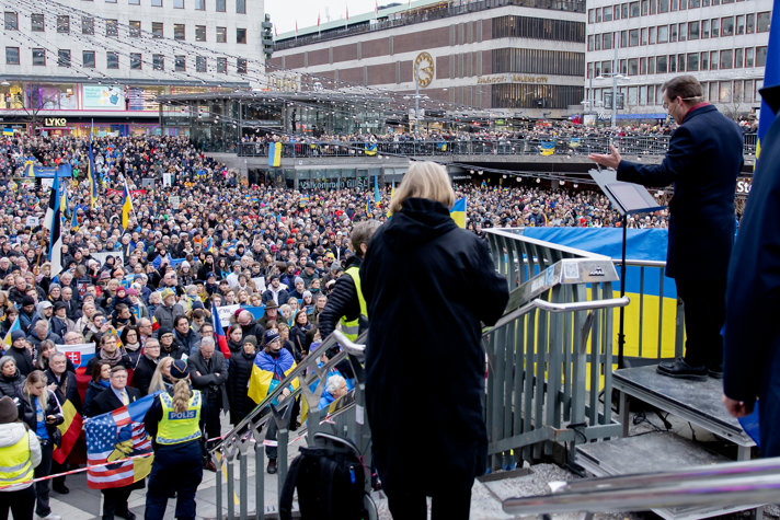 Statsminister Ulf Kristersson talar på manifestationen för Ukraina på Sergels torg.