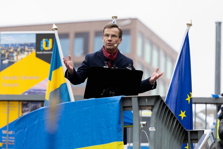 Statsminister Ulf Kristersson talar på en manifestation för Ukraina på Sergels torg.