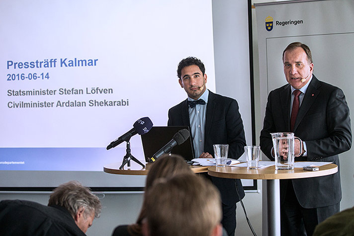 Stats­minister Stefan Löfven och civil­minister Ardalan Shekarabi på en pressträff i Kalmar