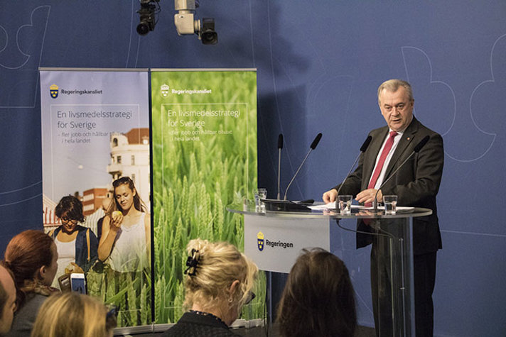 Sven-Erik Bucht står i en talarstol