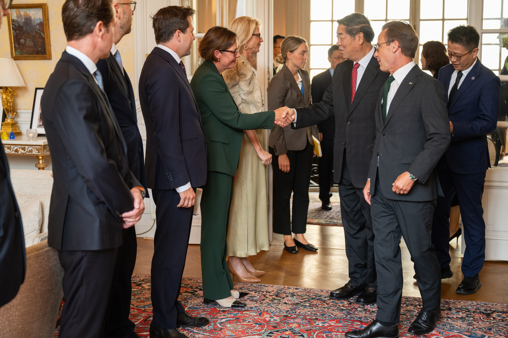 Utrikesminister Mara Malmer Stenergard hälsar på Kinas vicepremiärminister He Lifeng. 