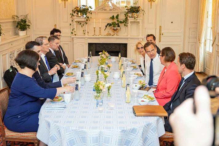 Svenska och amerikanska representanter runt ett bord.