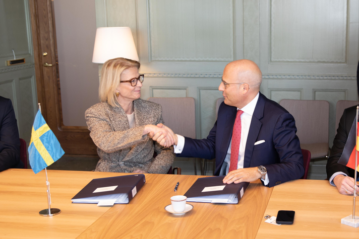 Finansminister Elisabeth Svantesson vid tecknandet.