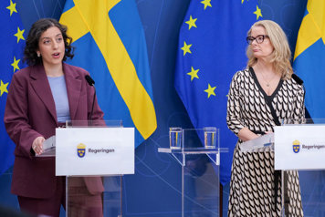 De medverkande står bakom var sin talarstol.