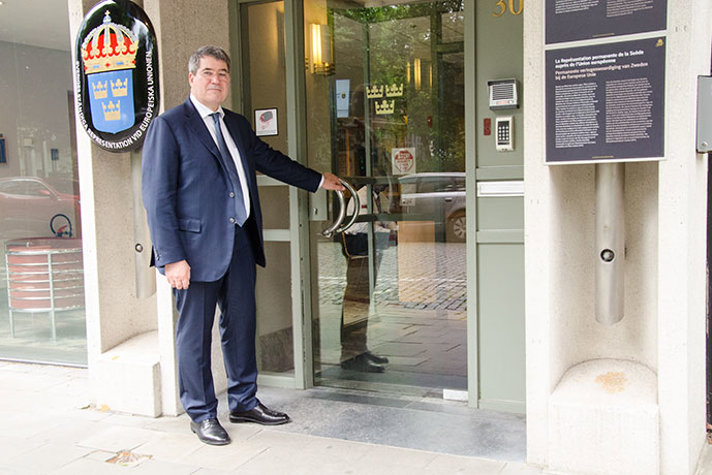 EU-representationens kanslichef Mikael Lesko håller upp dörren. 
