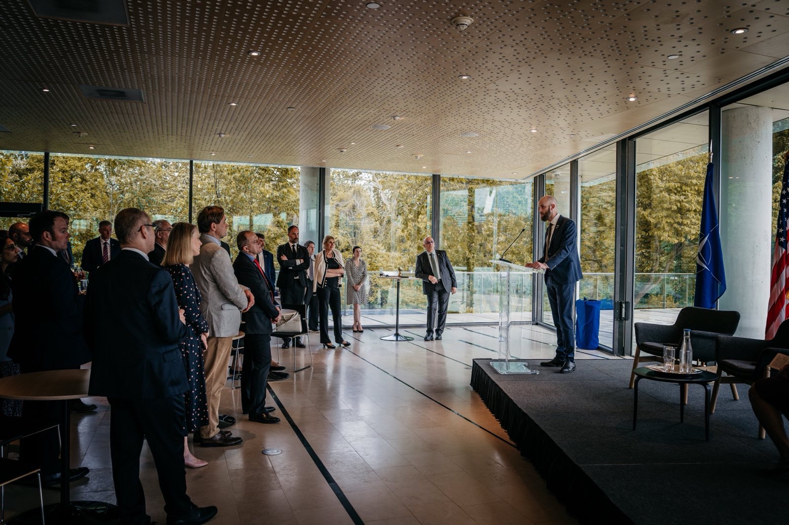 Carl-Oskar på scen inför publik.