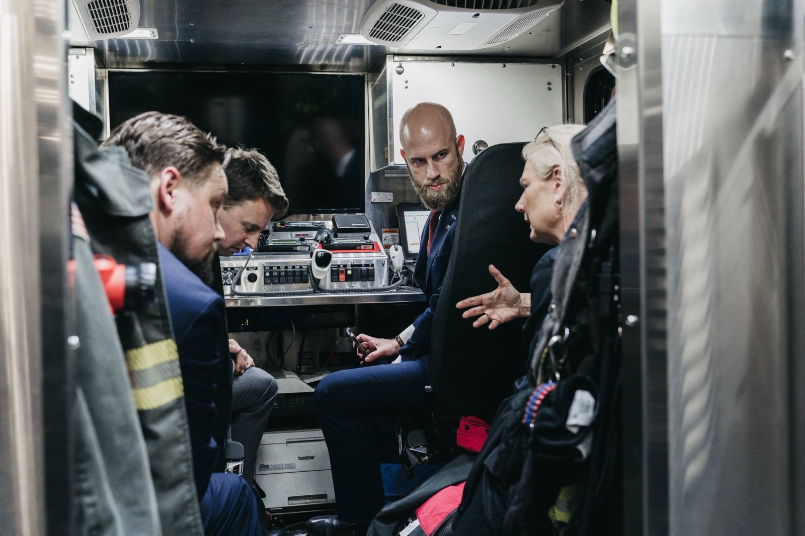 Statsrådet samtalar med kollegor.