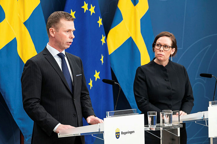 utrikesminister Maria Malmer Stenergard står tillsammans med departementsrådet Svante Liljegren, chef för UD:s enhet för konsulära och civilrättsliga ärenden. bakom var sin talarpulpet.