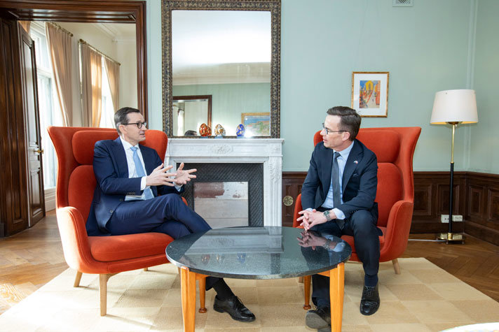Statsminister Ulf Kristersson och Polens premiärminister Mateusz Morawiecki sitter i varsin fåtölj