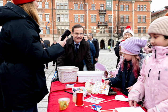 Statsminister Ulf Kristersson deltar vid en aktivitetsdag arrangerad av Timrå Ishockeyklubbs verksamhet Teamsters.