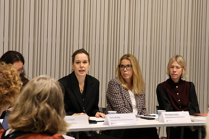 Närbild på Sara Modig som håller ett anförande. De två andra statssekreterarna sitter bredvid.