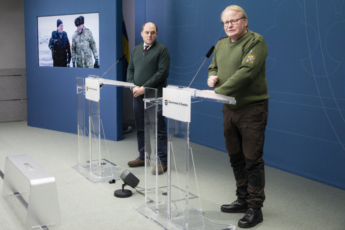 Ben Wallace och Peter Hultqvist står inomhus i Regeringskansliets presscenter.
