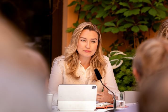 Energi- och näringsminister Ebba Busch med en mikrofon på regeringens sommarfika.