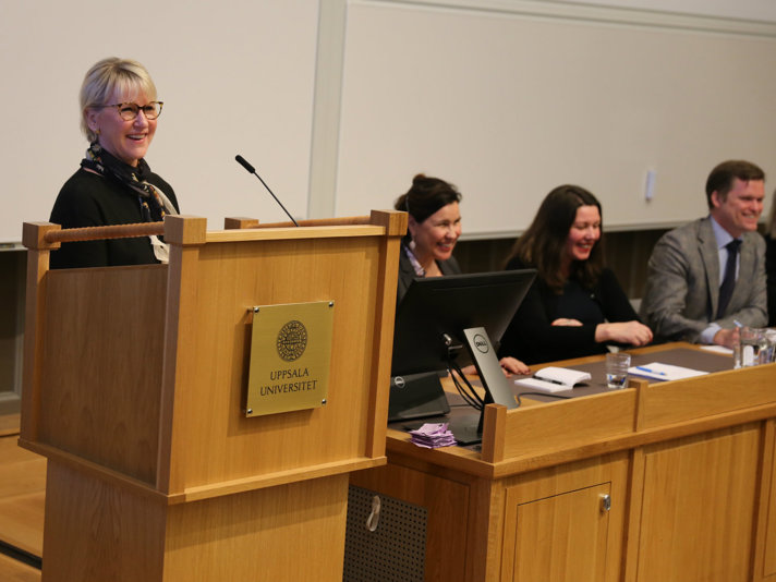 Utrikesministern svarar på frågor från universitetsstudenter.