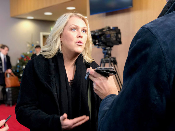 Socialminister Lena Hallengren i samtal med media efter rådsmötet.