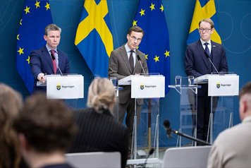 Pål Jonson, Ulf Kristersson och  Tobias Billström står vid varsitt talarbord i Regeringskansliets presskonferenssal. EU-flaggor och svenska flaggor i bakgrunden.