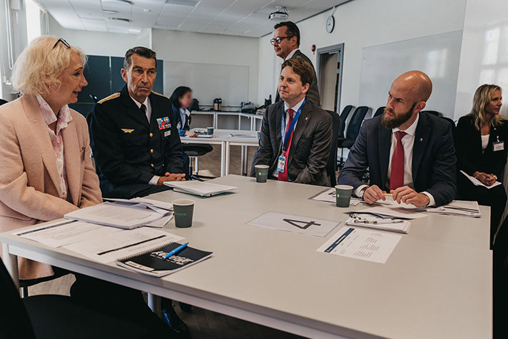 Generaldirektören för myndigheten för samhällsskydd och beredskap, överbefälhavare för försvarsmakten, statssekreterare för civilt försvar och ministern för civilt försvar sitter runt ett bord i en kontorsmiljö.