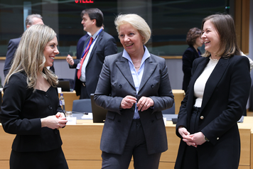 Jessica Rosencrantz, Andreja Metelko-Zgombić och Claudia Bauer samtalar i ett mötesrum.