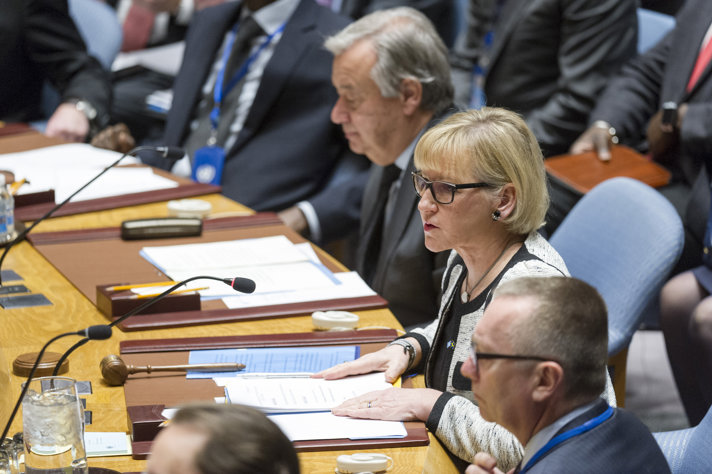 Säkerhetsrådets ordförande för januari, utrikesminister Margot Wallström, flankerad av generalsekreterare António Guterres och undergeneralsekreterare Jeffrey Feltman.