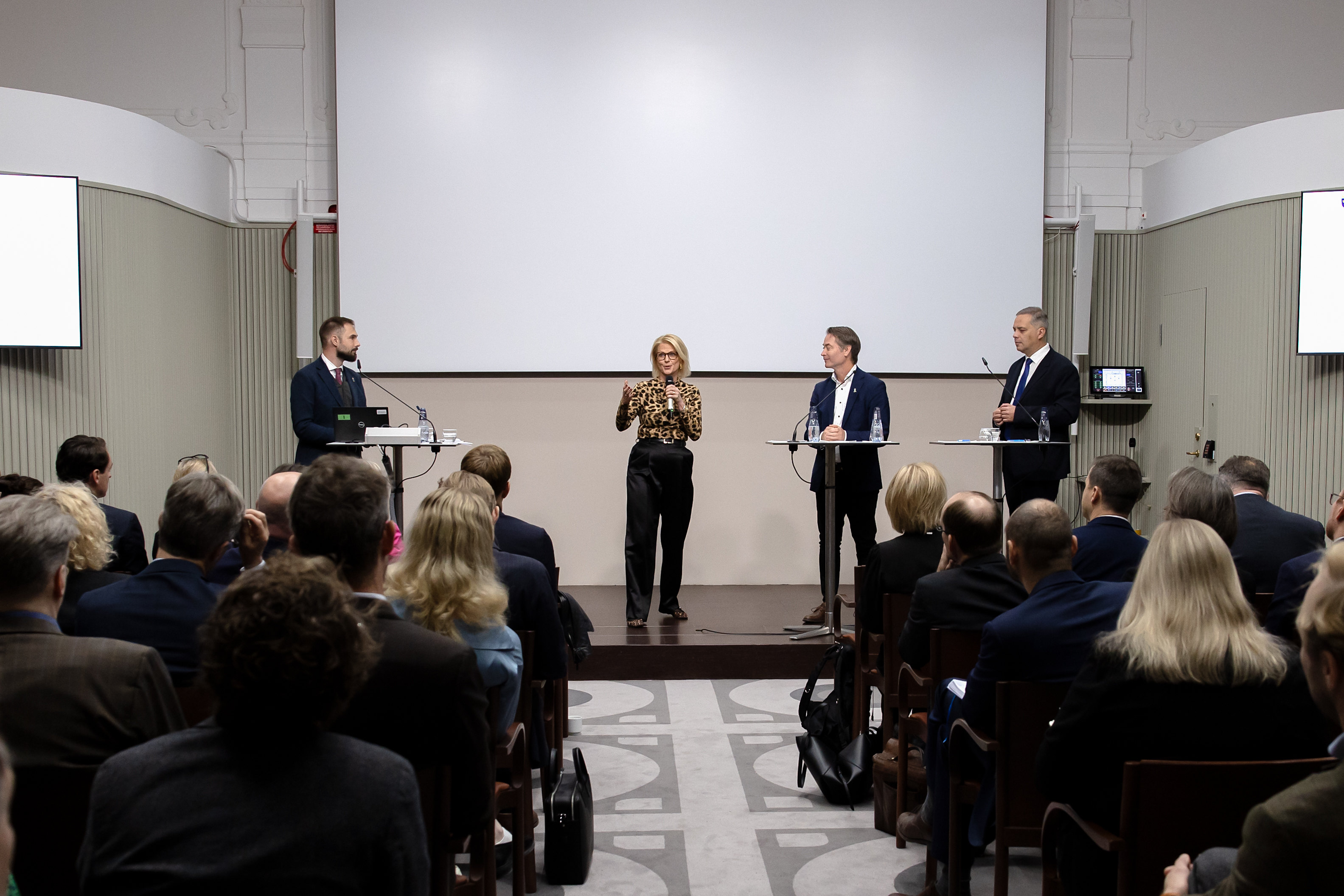 Finansminister Elisabeth Svantesson, Torbjörn Becker, chef för Östekonomiska institutet (SITE) vid Handelshögskolan i Stockholm, Vladimir Milov, rysk oppositionspolitiker och nationalekonom, samt Emil Wannheden, analytiker Totalförsvarets forskningsinstitut (FOI).