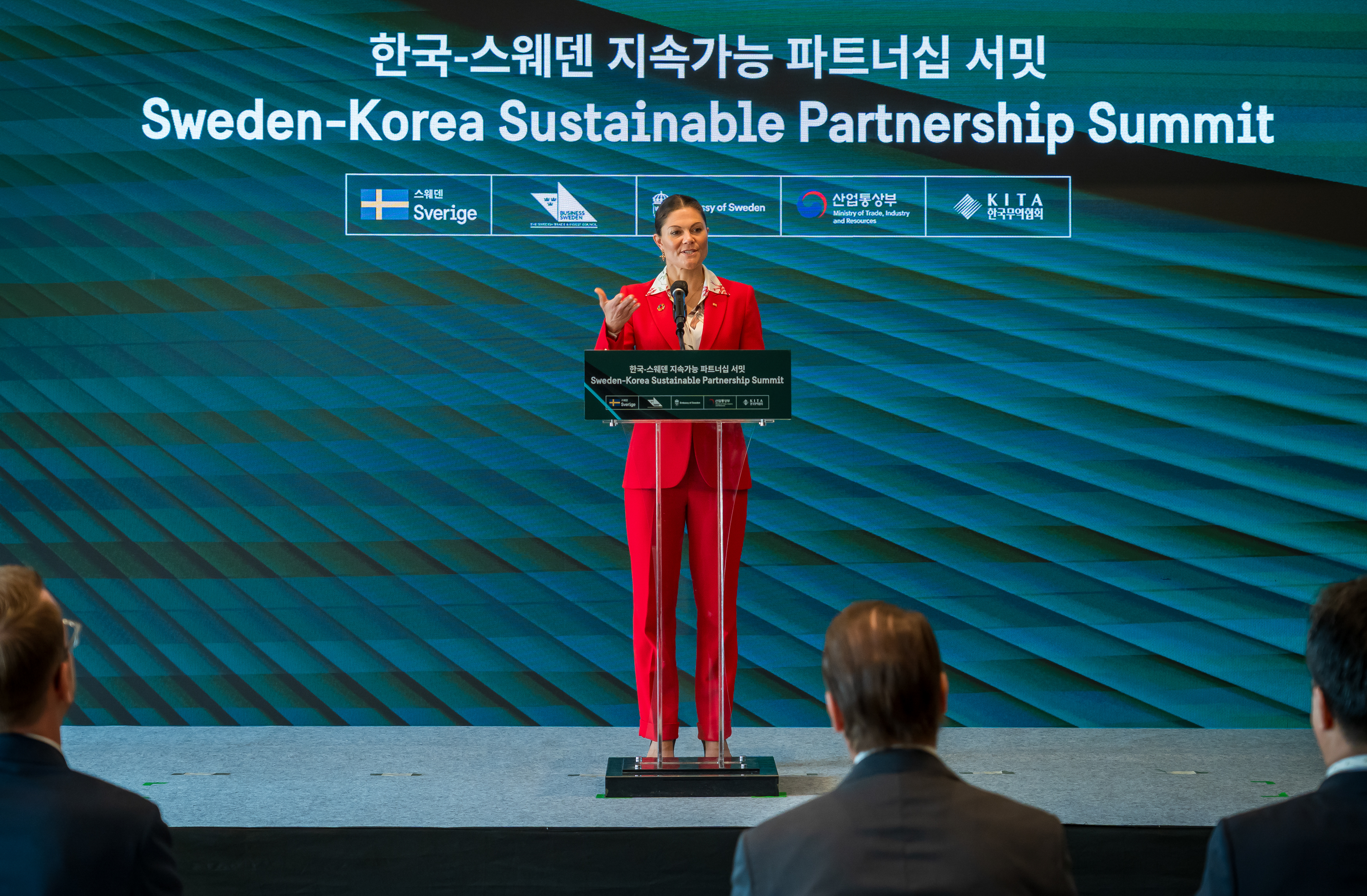 H.K.H. Kronprinsessan Victoria talar på podium. 