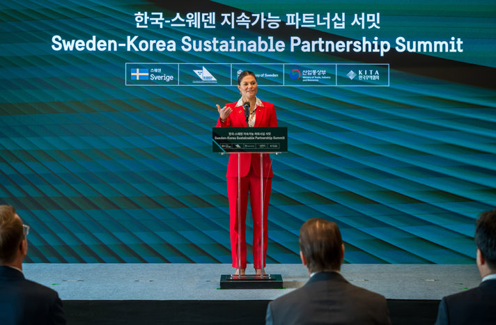 H.K.H. Kronprinsessan Victoria talar på podium.