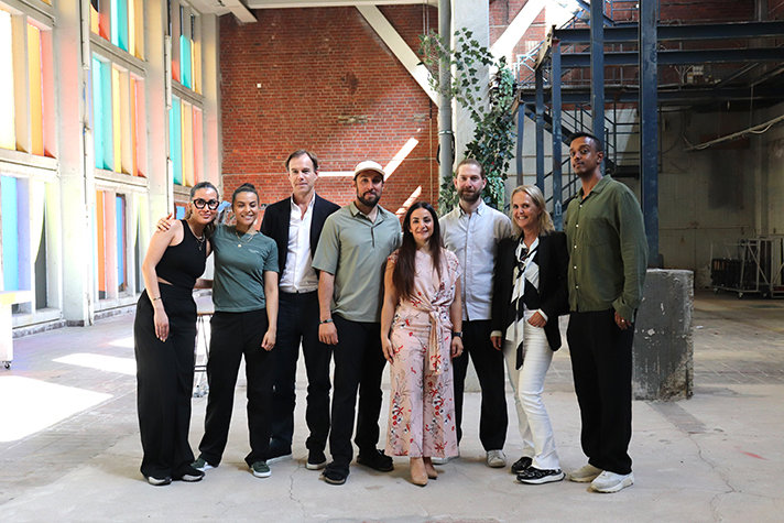 Foto på kulturminister Parisa Liljestrand när hon besökte Värmeverket.