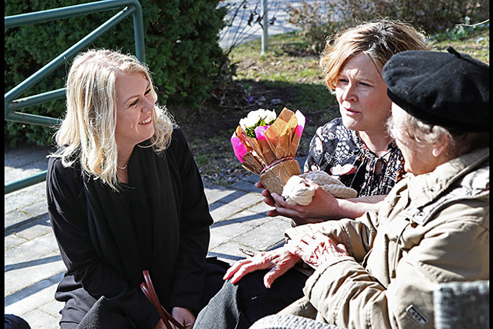 Äldreminister Lena Hallengren vid besök på ett äldreboende.